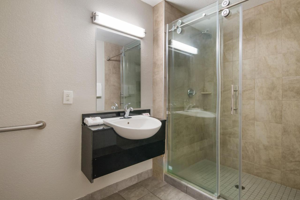 Red Roof Inn San Antonio E - Frost Bank Center מראה חיצוני תמונה