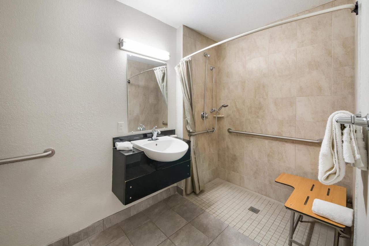 Red Roof Inn San Antonio E - Frost Bank Center מראה חיצוני תמונה