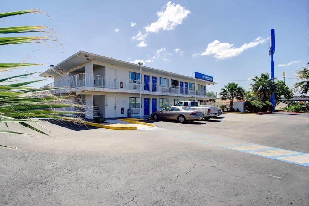 Red Roof Inn San Antonio E - Frost Bank Center מראה חיצוני תמונה