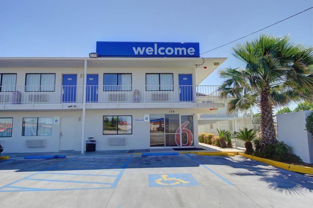 Red Roof Inn San Antonio E - Frost Bank Center מראה חיצוני תמונה