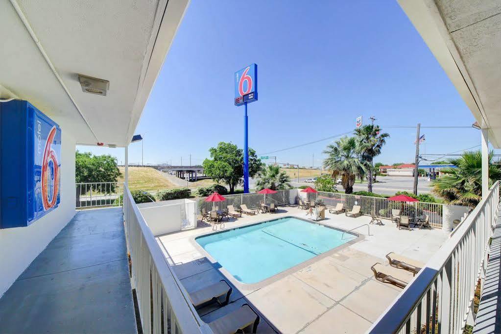Red Roof Inn San Antonio E - Frost Bank Center מראה חיצוני תמונה