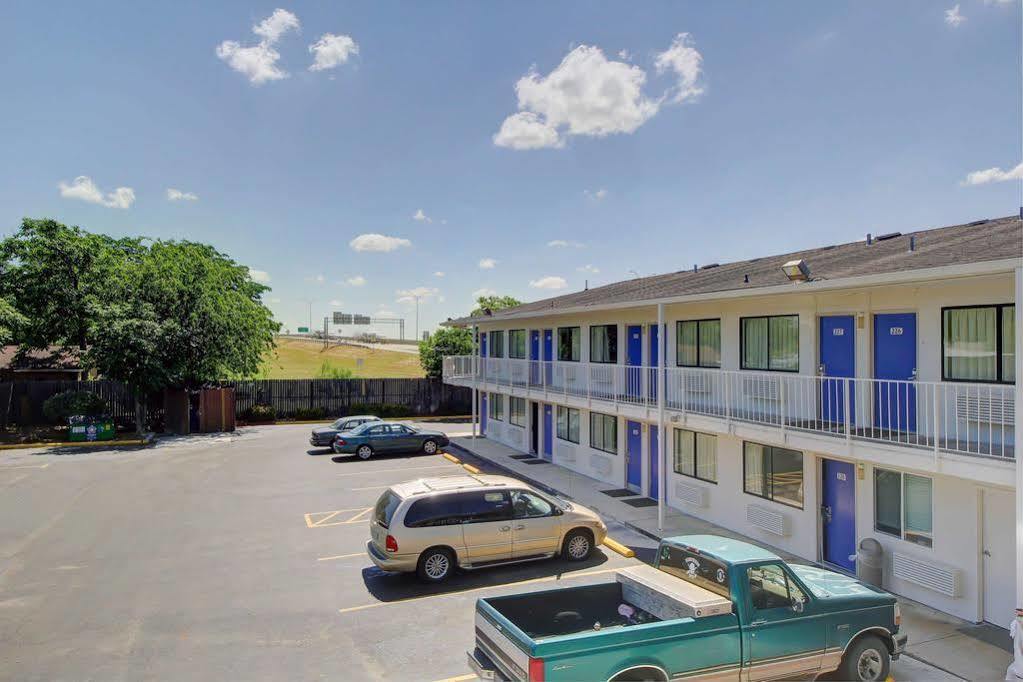 Red Roof Inn San Antonio E - Frost Bank Center מראה חיצוני תמונה