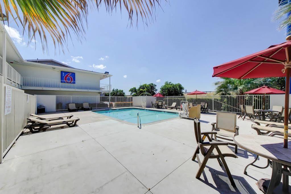 Red Roof Inn San Antonio E - Frost Bank Center מראה חיצוני תמונה