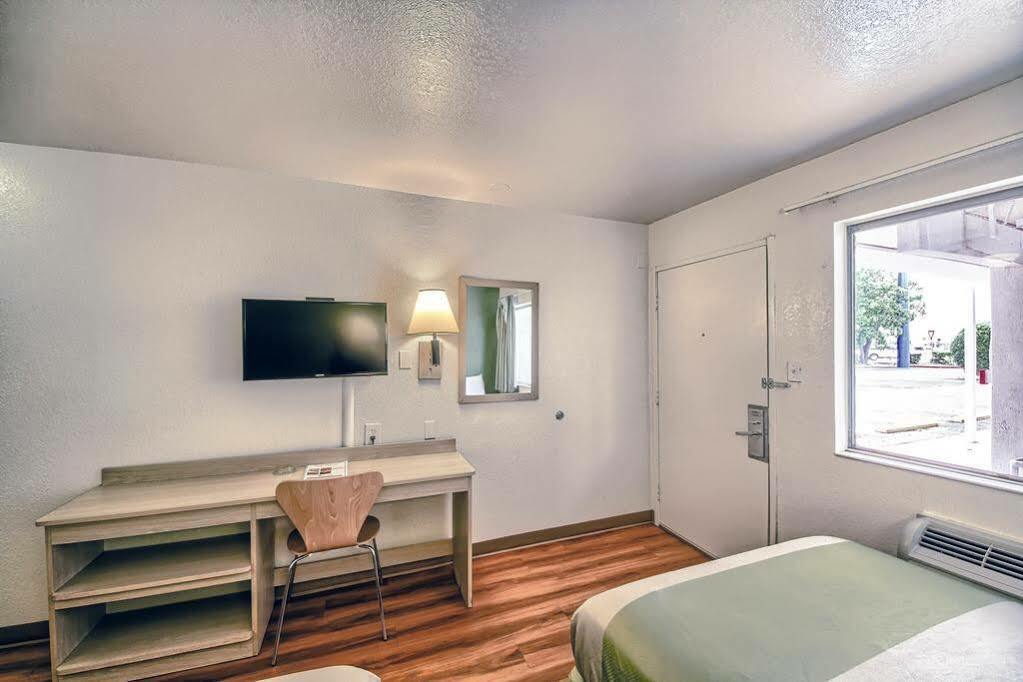 Red Roof Inn San Antonio E - Frost Bank Center מראה חיצוני תמונה